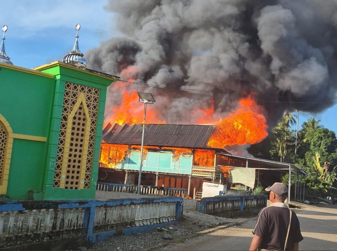 Kebakaran Hebat Hanguskan Dua Rumah Warga di Sabbangparu, Kab. Wajo Sul-Sel. Kerugian di Tafsir Hingga Rp 500 Juta