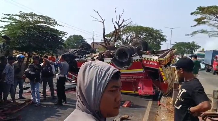 DAMKAR PANGKEP TERBALIK SAAT MENUJU LOKASI KEBAKARAN, DUA PETUGAS GUGUR