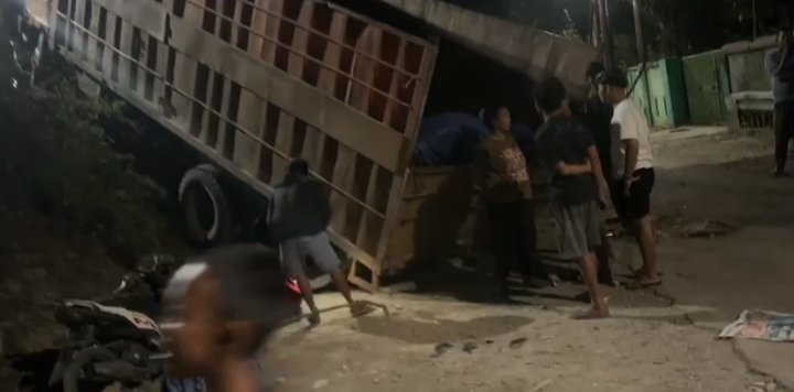 Truk Diduga Rem Blong Tabrak Pengendara Motor, Jatuh ke Bawah Jembatan Layang Galangan Kapal