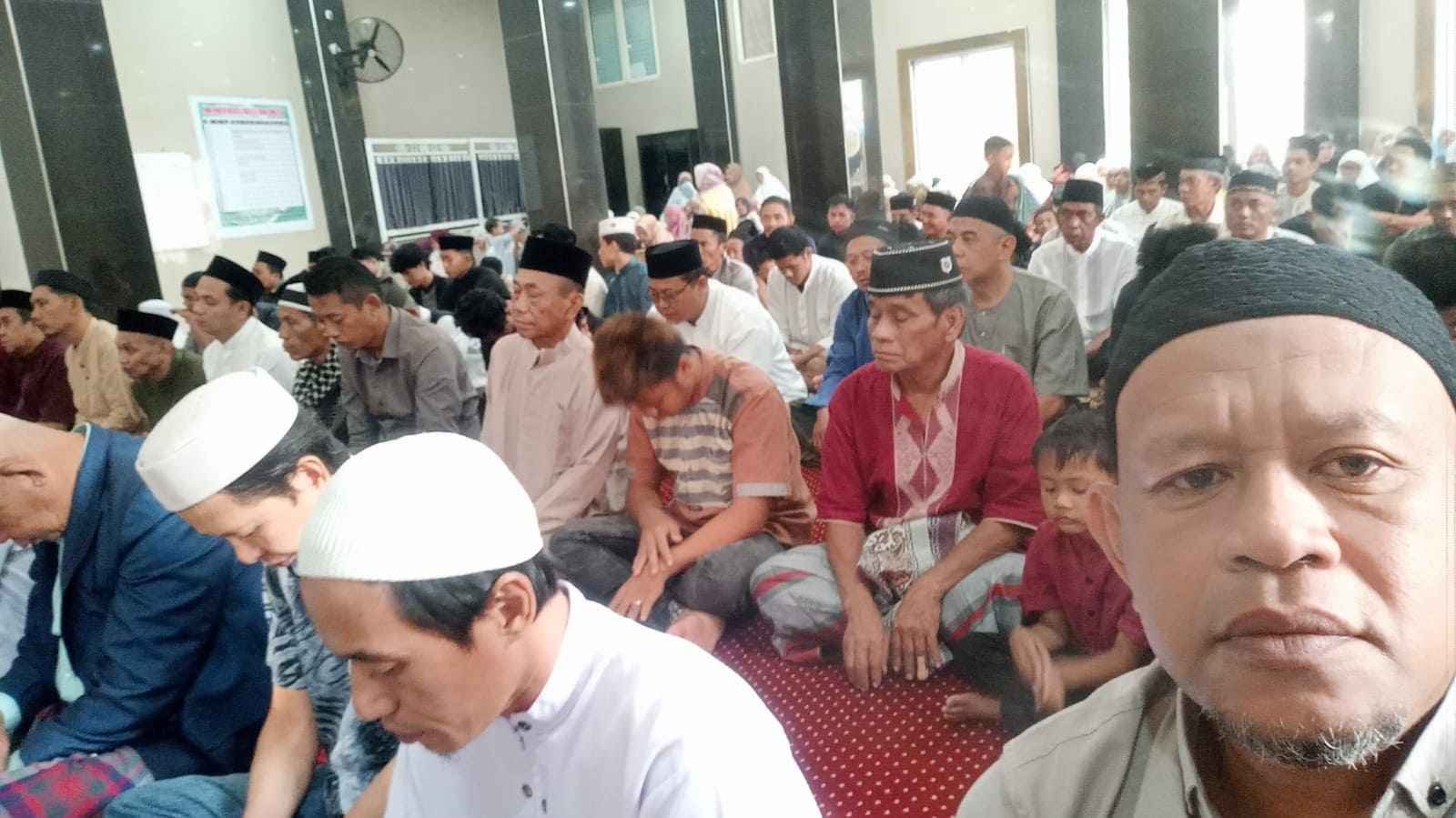 Warga Antusias ikuti sholat id Berjamaah Di Mesjid Al-Zubair