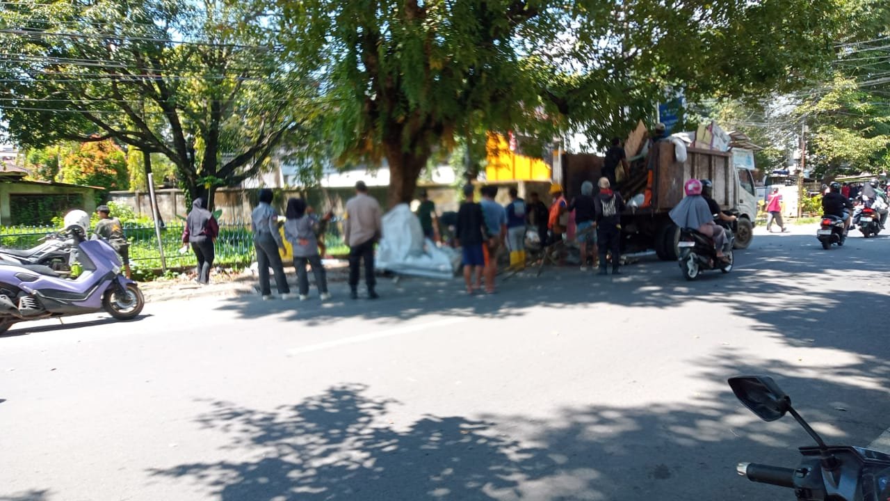 Lapak PKL di Jl. Sunu Dibongkar, Arus Lalu Lintas Sempat Lumpuh