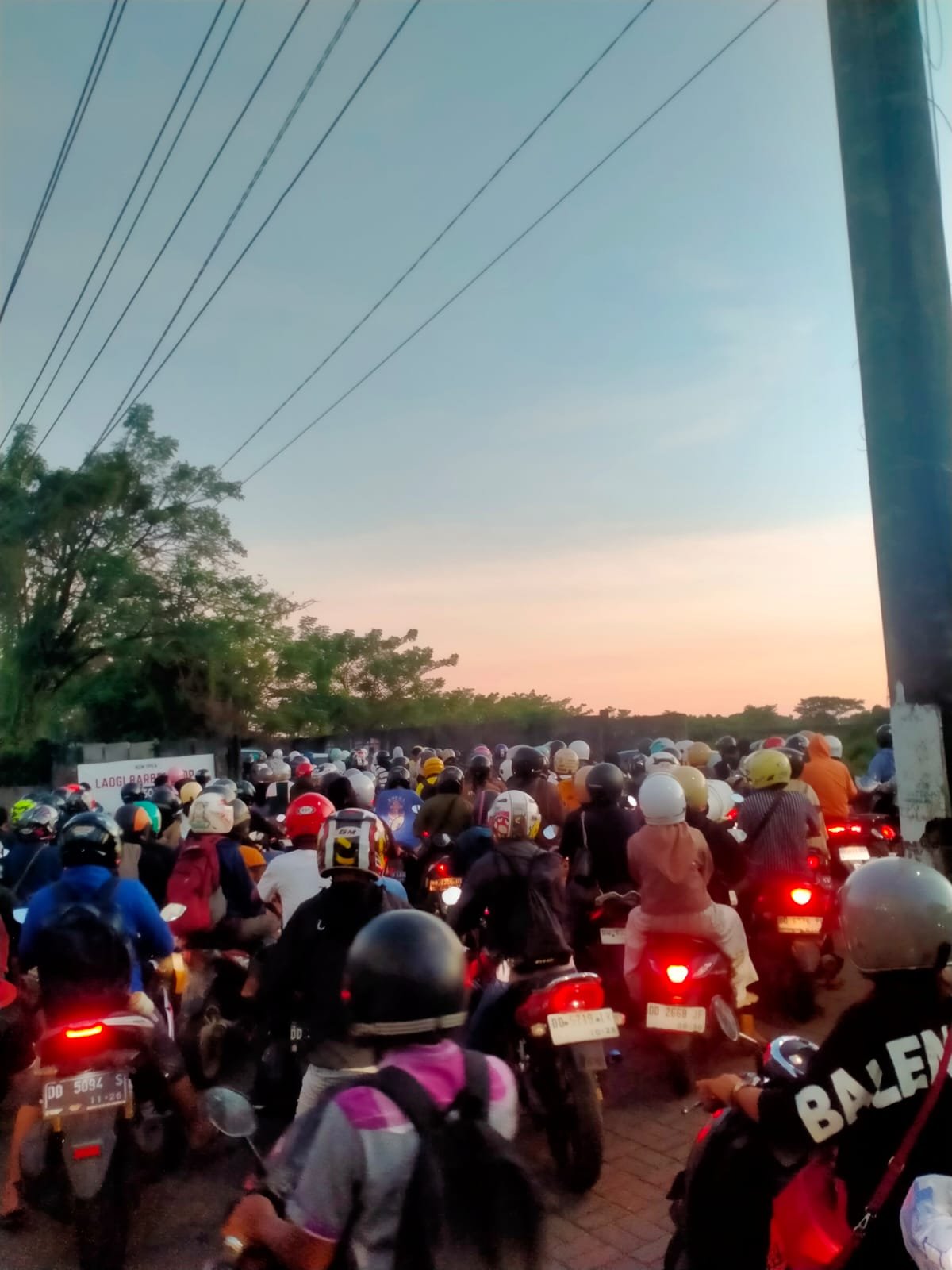 Kemacetan Parah di Kecamatan Tamalate, Arus Lalu Lintas Didominasi Kendaraan Roda Dua dan Roda Empat.