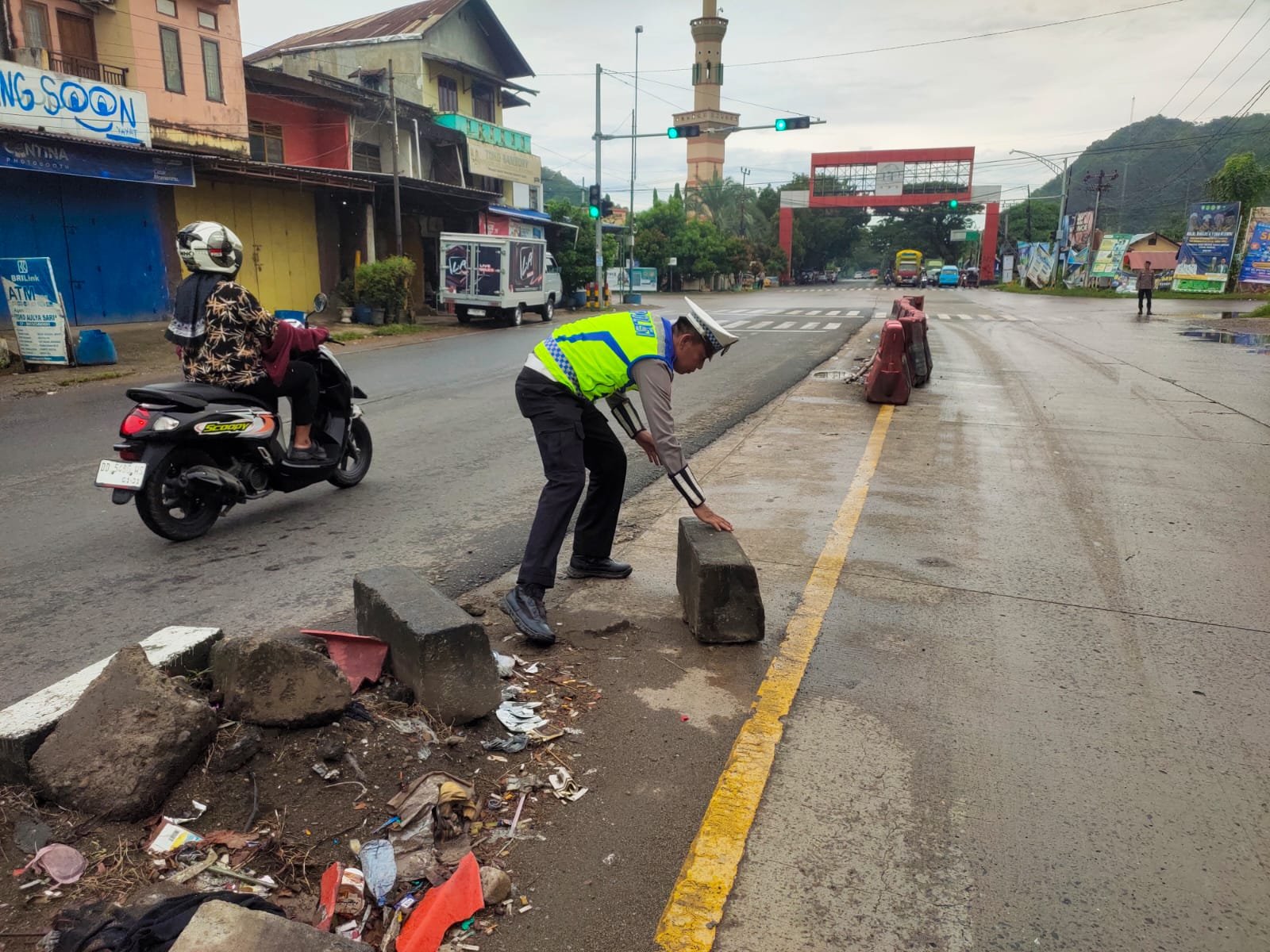 Personel Lantas Polsek Bungoro Lakukan Perbaikan Pembatas Jalan di Perempatan Lampu Merah Bungoro Pasca Kecelakaan.