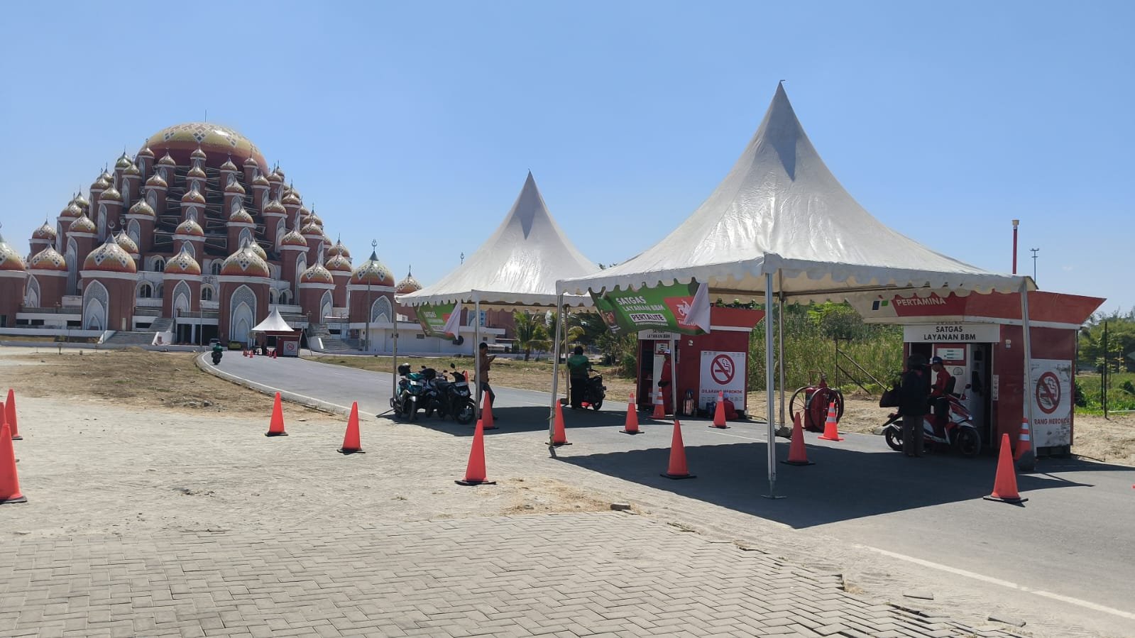 Satgas Layanan Pertalite Khusus Roda 2 di Masjid 99 Kubah Terapkan Kuota Maksimal 3 Liter per Motor per Hari