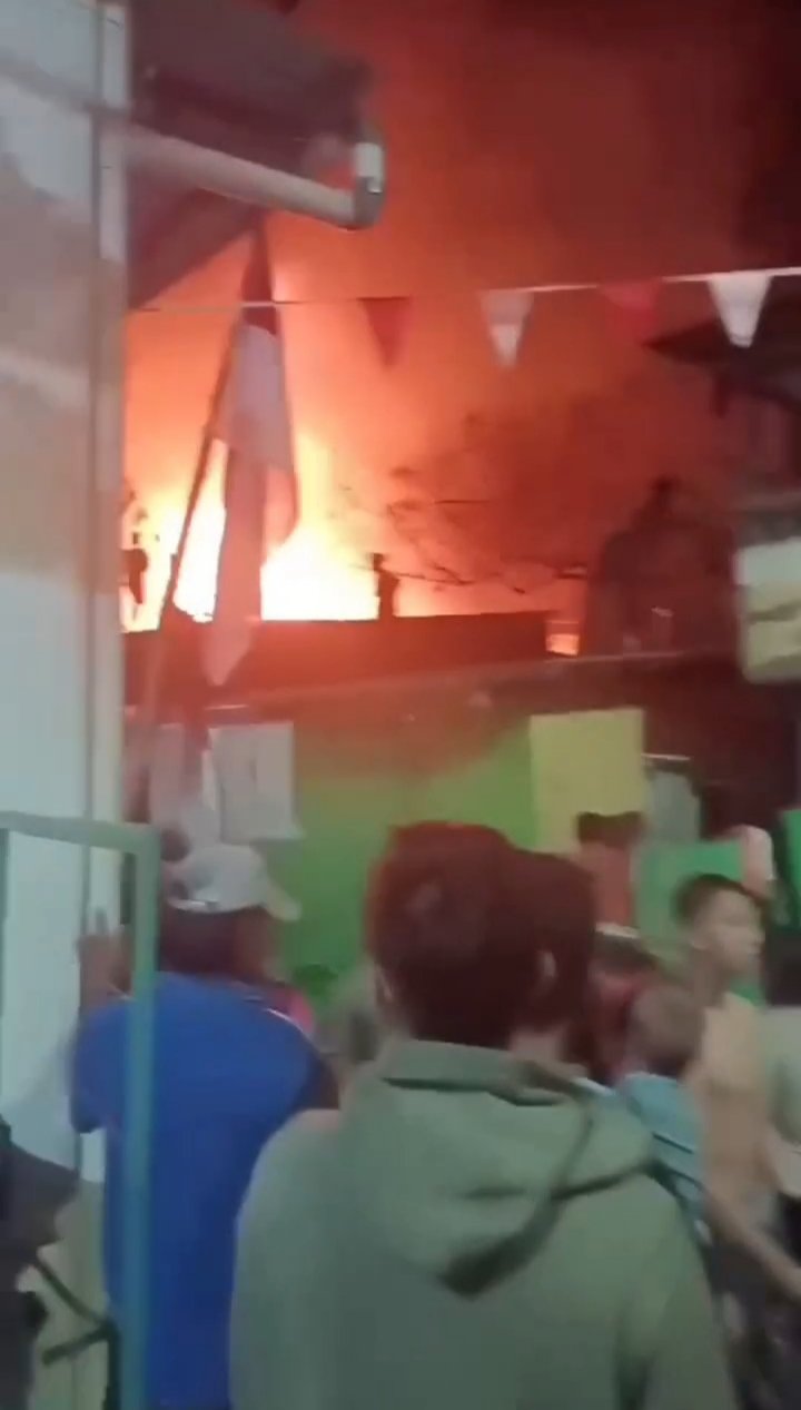Kebakaran Melanda Permukiman Warga di Kandea 3 Baraya, Akses Sempit Hambat Damkar