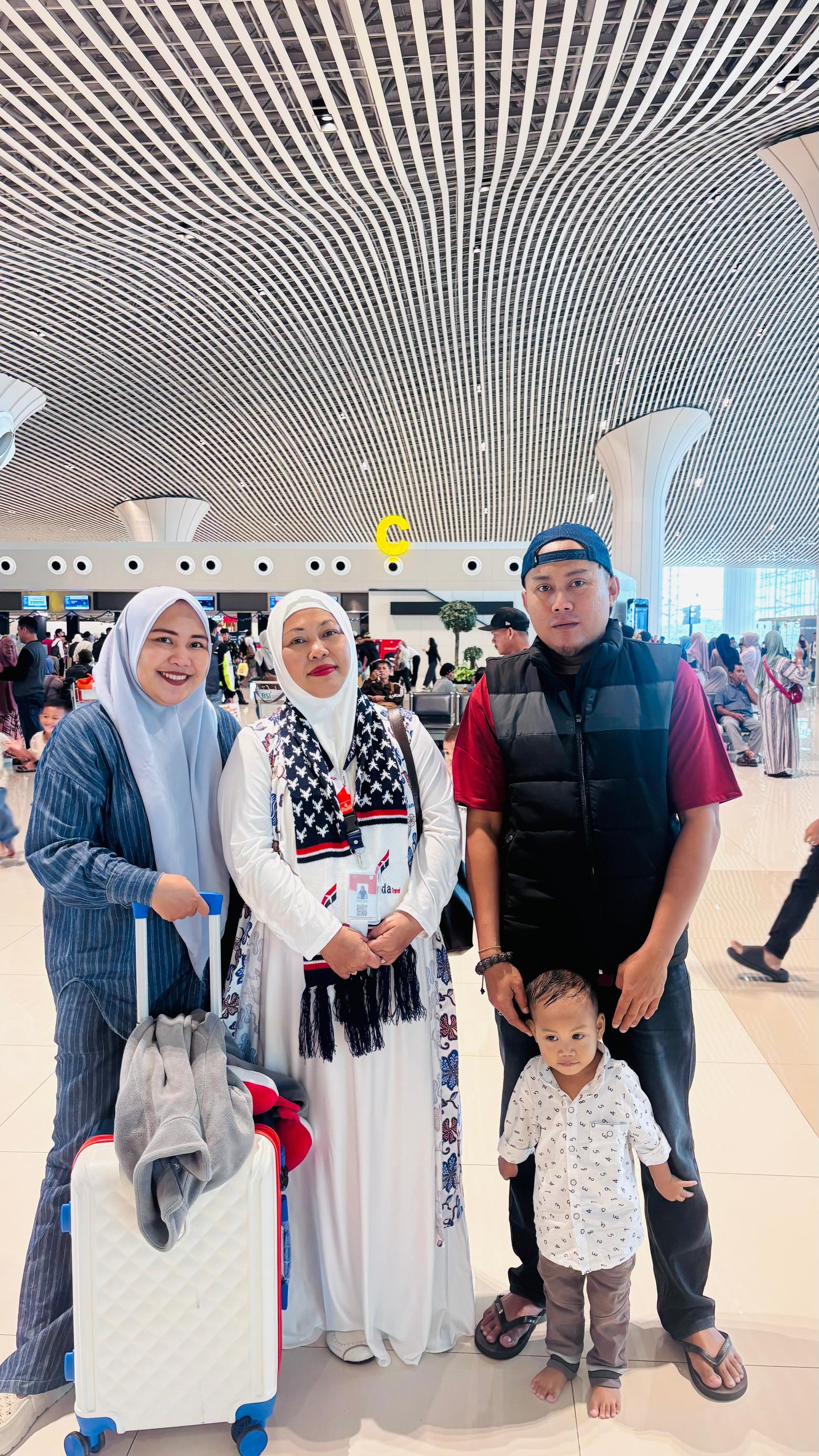 PENGANTARAN JAMAAH UMROH RAHMAWATI ( ECCE) DAN ROMBONGAN MENUJU BANDARA HASANUDDIN, DISPONSORI TRAVEL FANDA.