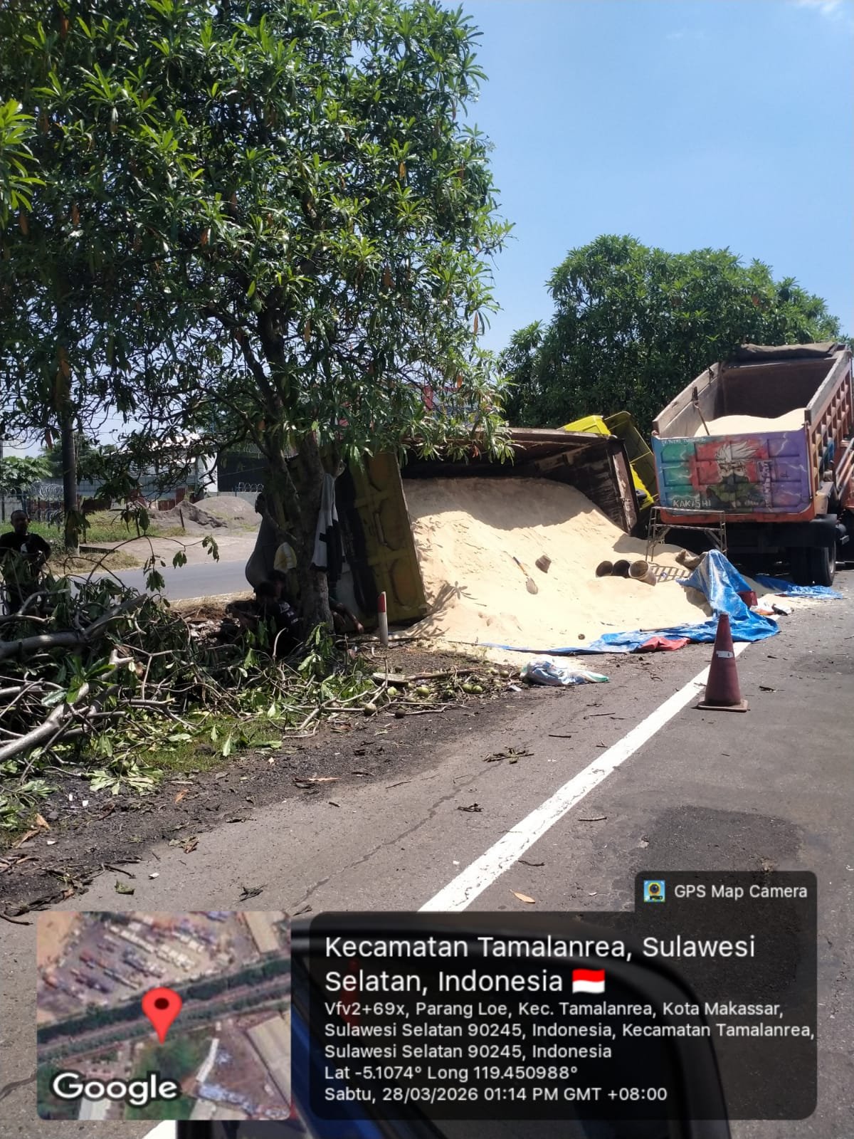 Truk Bermuatan Gaba Terbalik Picu Kemacetan Tamalanrea