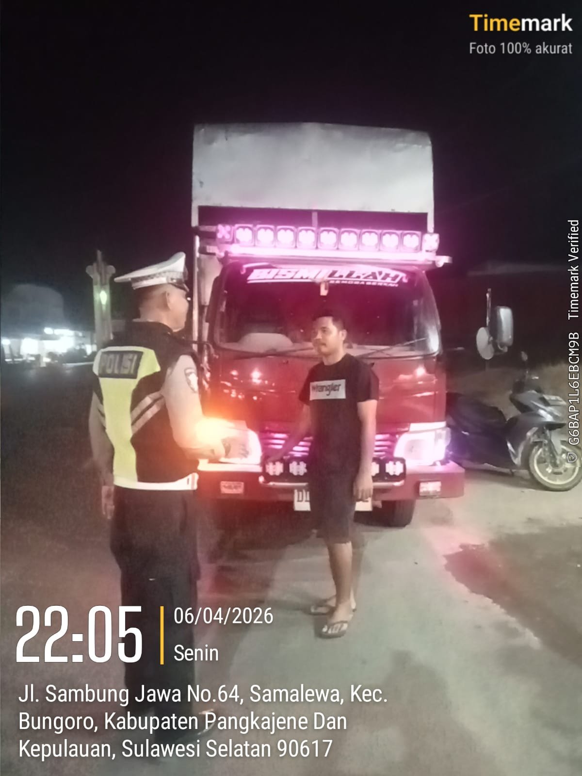 Bripka Ince Rusli Lakukan Penertiban dan Imbauan Kepada Sopir Truk di Jalan Poros Bungoro.