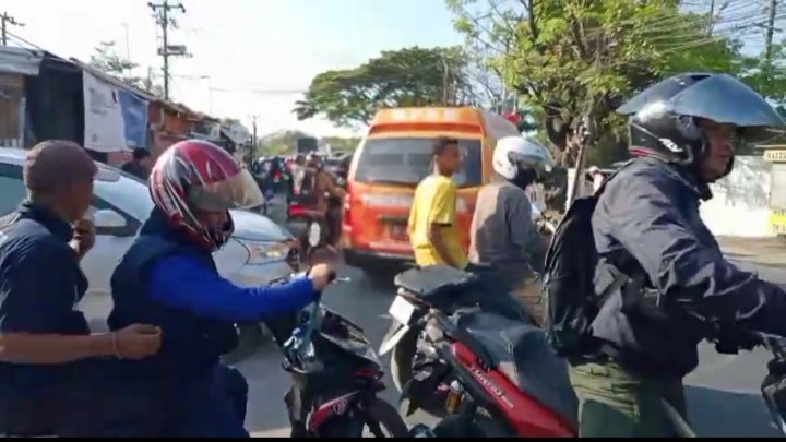 Ambulans Bawa Jenazah Terjebak Macet di Jembatan Galangan Kapal, Antrean Solar Disorot