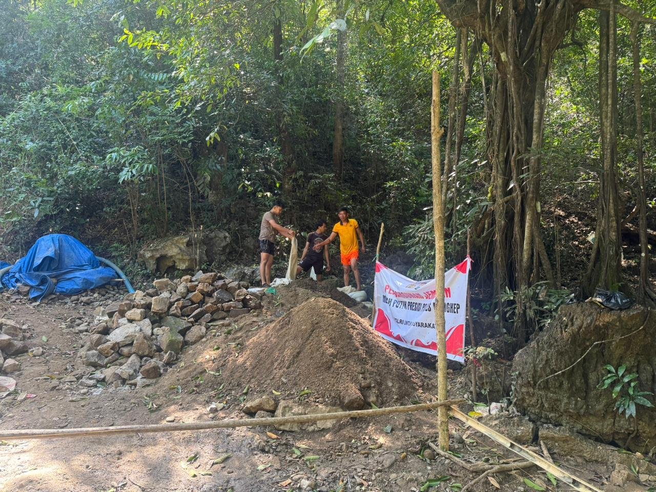 Polres Pangkep Bersama Pemerintah Desa Bonto Birao dan Tokoh Masyarakat Laksanakan Pembangunan Jembatan Presisi