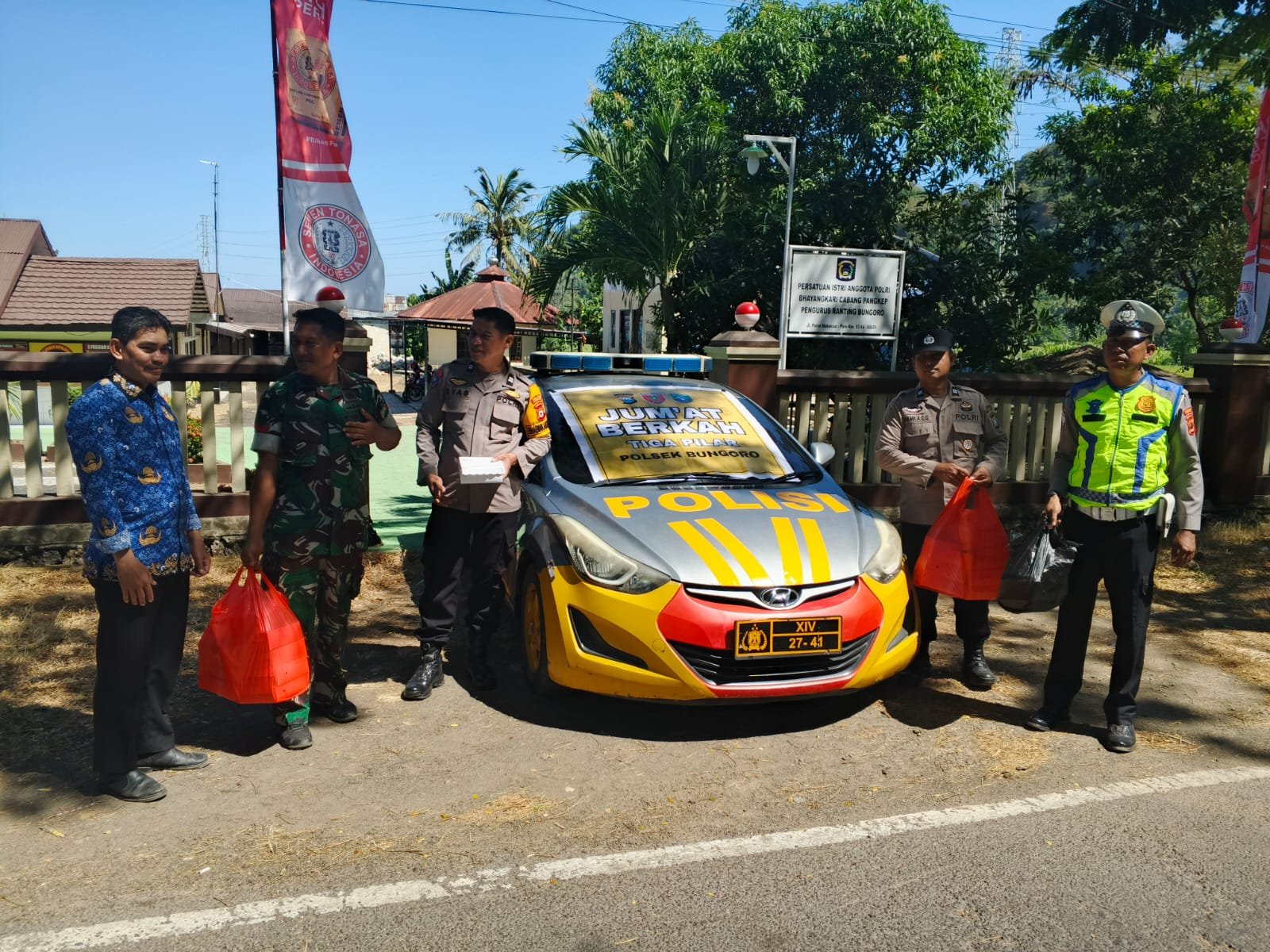 Tiga Pilar Kecamatan Bungoro Gelar Jumat Berkah, Bagikan Makan Siang kepada Warga dan Pengguna Jalan